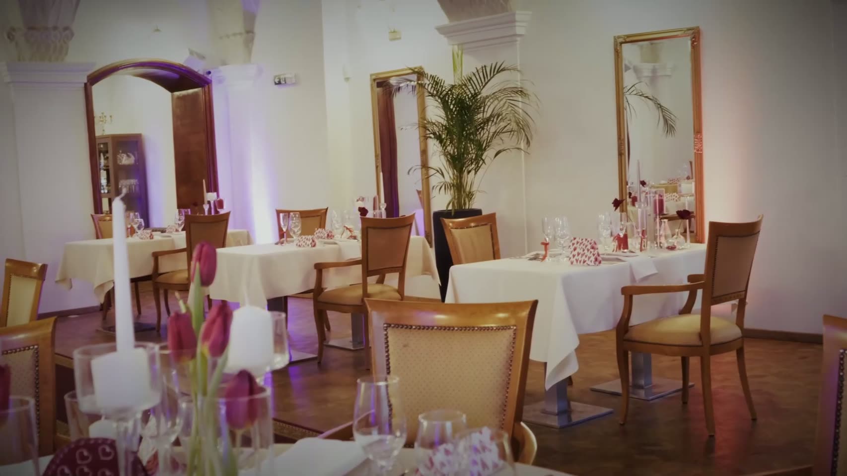 Slávnostne prestretý stôl pri degustačnom menu v reštaurácii Beniczky