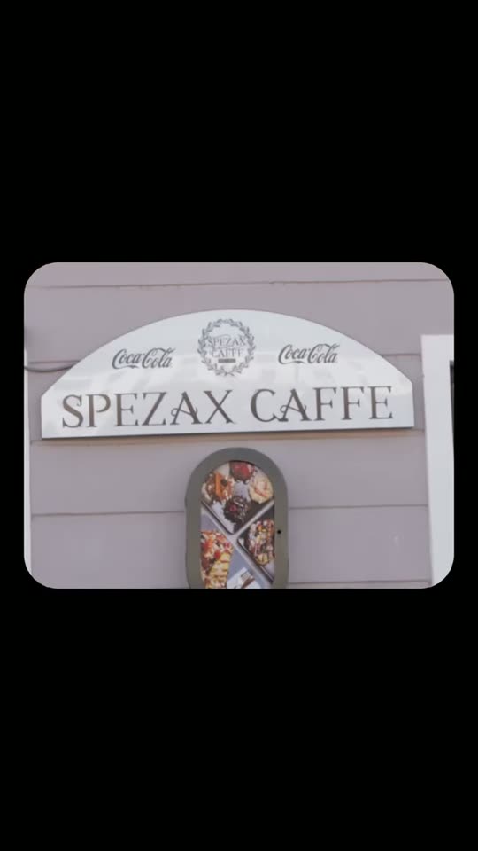 Príprava kávy v kaviarni Spezax Caffé