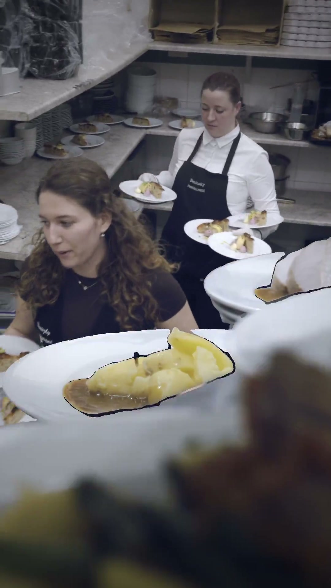 Záber z gastro reelu — príprava jedla v kuchyni reštaurácie Beniczky
