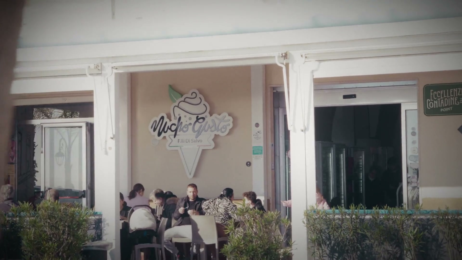 Terasa gelaterie Mucho Gusto plná hostí