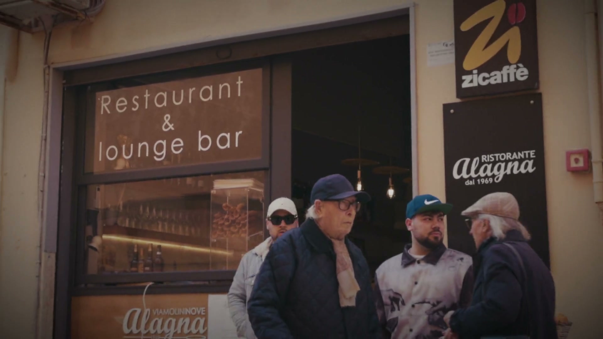 Vstup do reštaurácie a lounge baru so značkou Zi Caffè