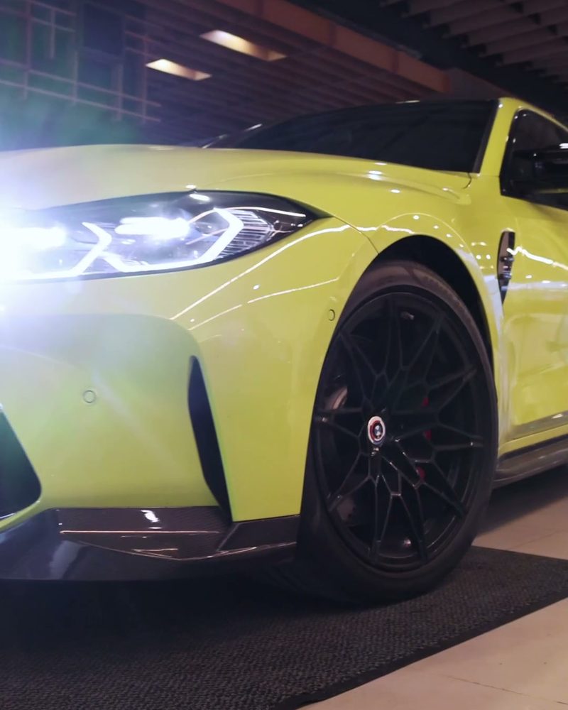 Záber z videa pre autobazár Lion Car — žlté BMW M3 v showroome