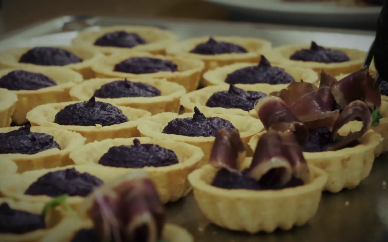Záber z gastro videa — tartaletky s pršutom na degustačnom menu v reštaurácii Beniczky